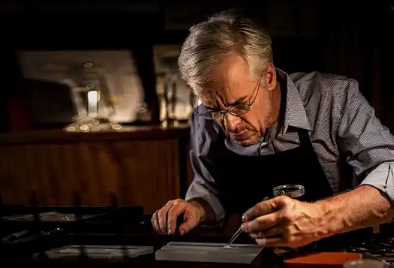 豪利时手表表蒙有划痕如何处理（手表表蒙划痕维修方法总汇）