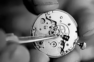 豪利时机械表走时误差大怎么办？（原因分析与解决方法）